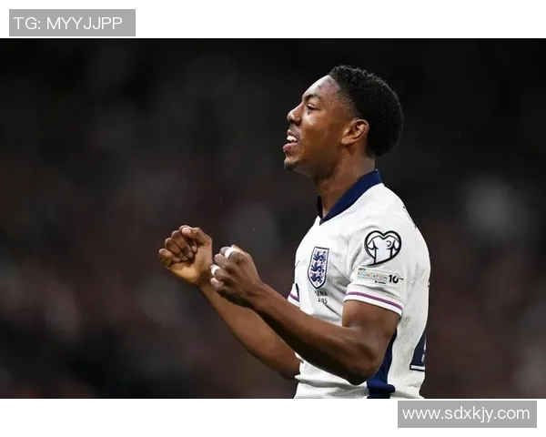 足球明星穿搭风潮明星卫衣时尚造型大揭秘与球场外的魅力瞬间